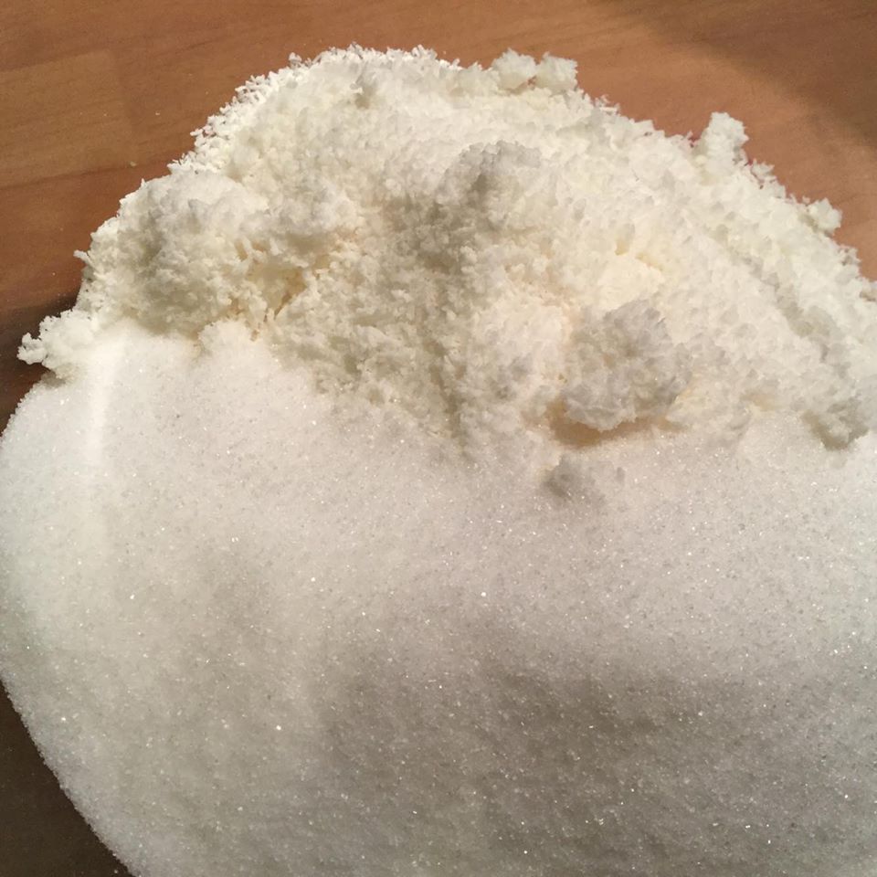 Noix de coco râpée et sucre blanc

