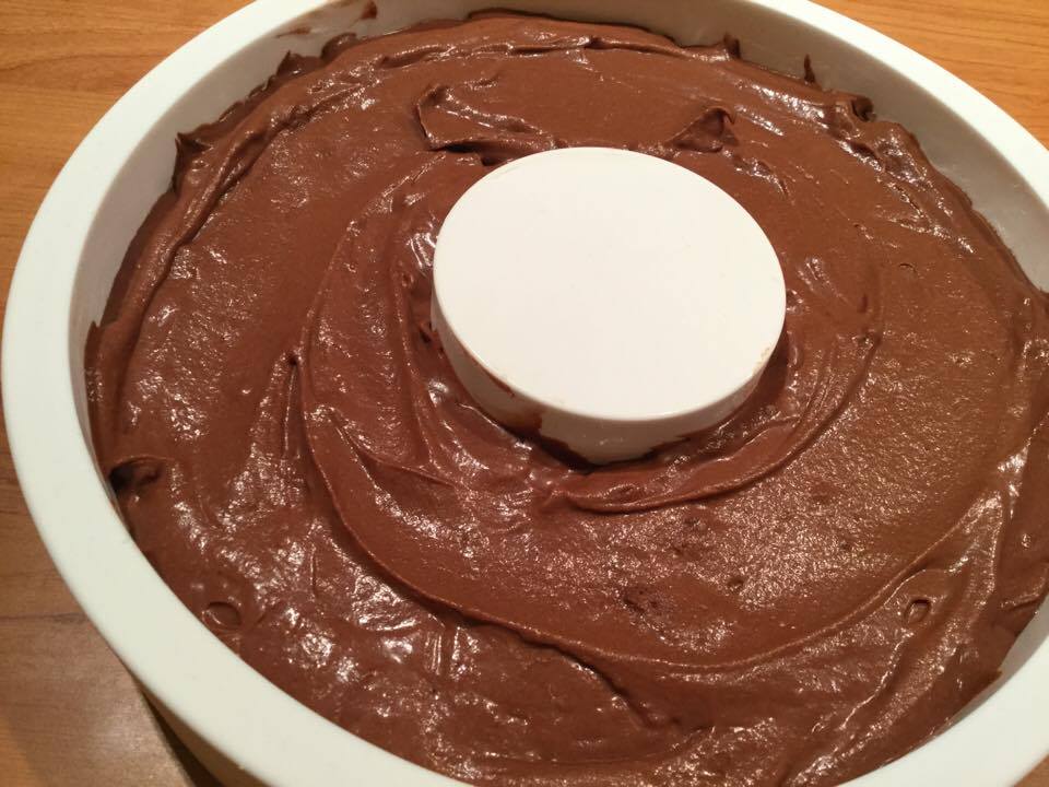 Pâte à gâteau au chocolat dans un moule