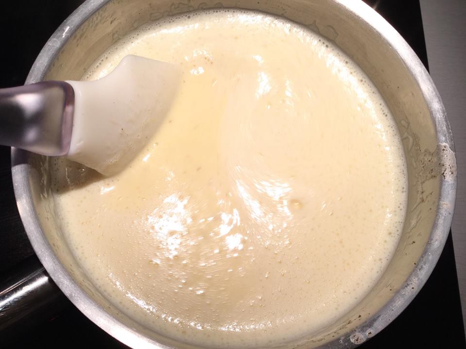 crème anglaise chaude dans une casserole
