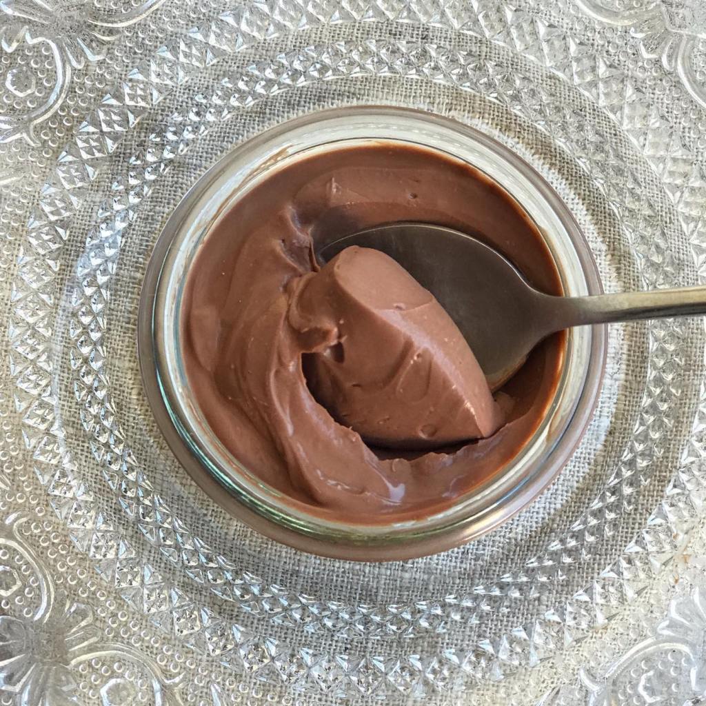 Délicieuses crèmes au chocolat comme la&nbsp;laitière.