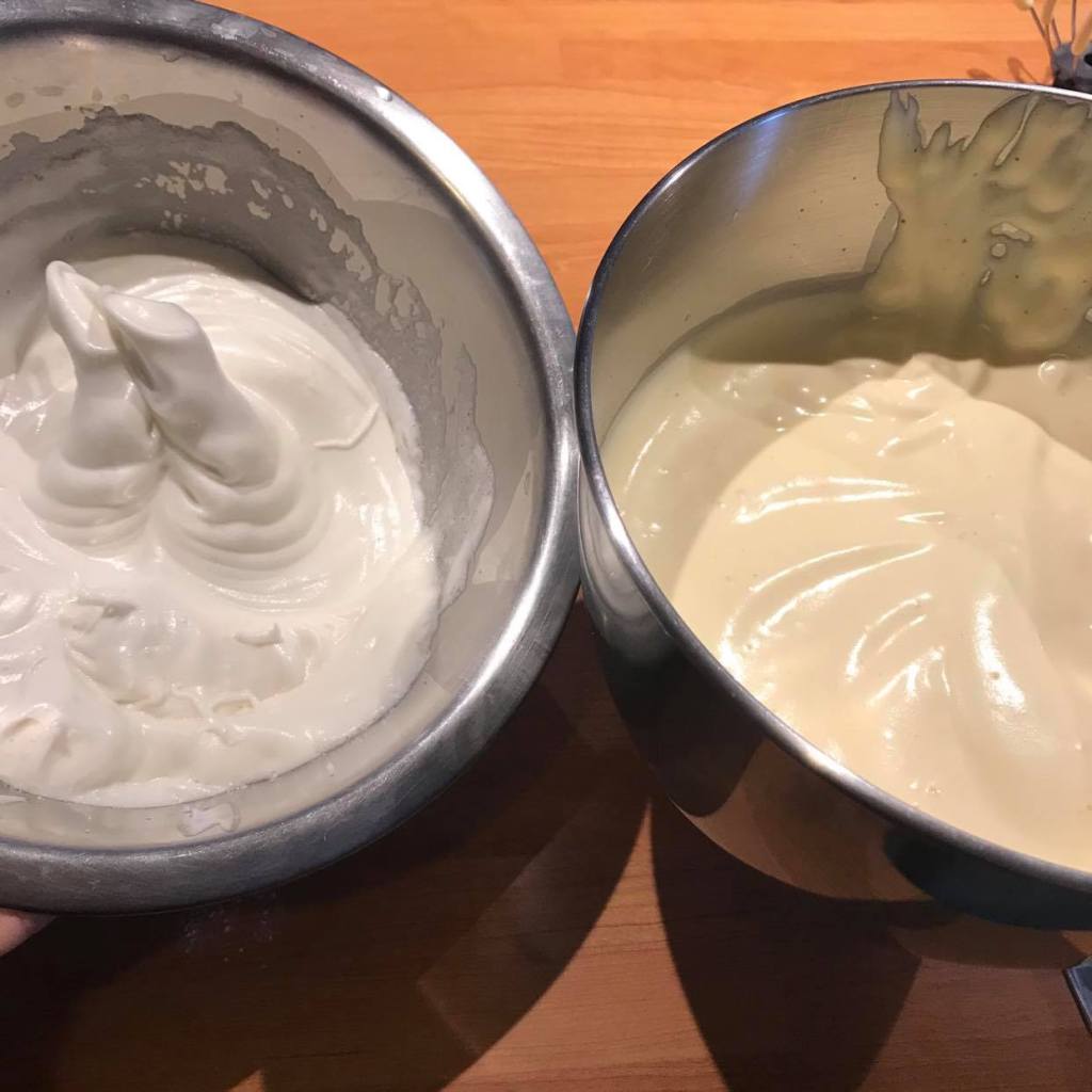 crème fouettée dans un saladierl et mélange oeuf et sucre dans un autre saladier 