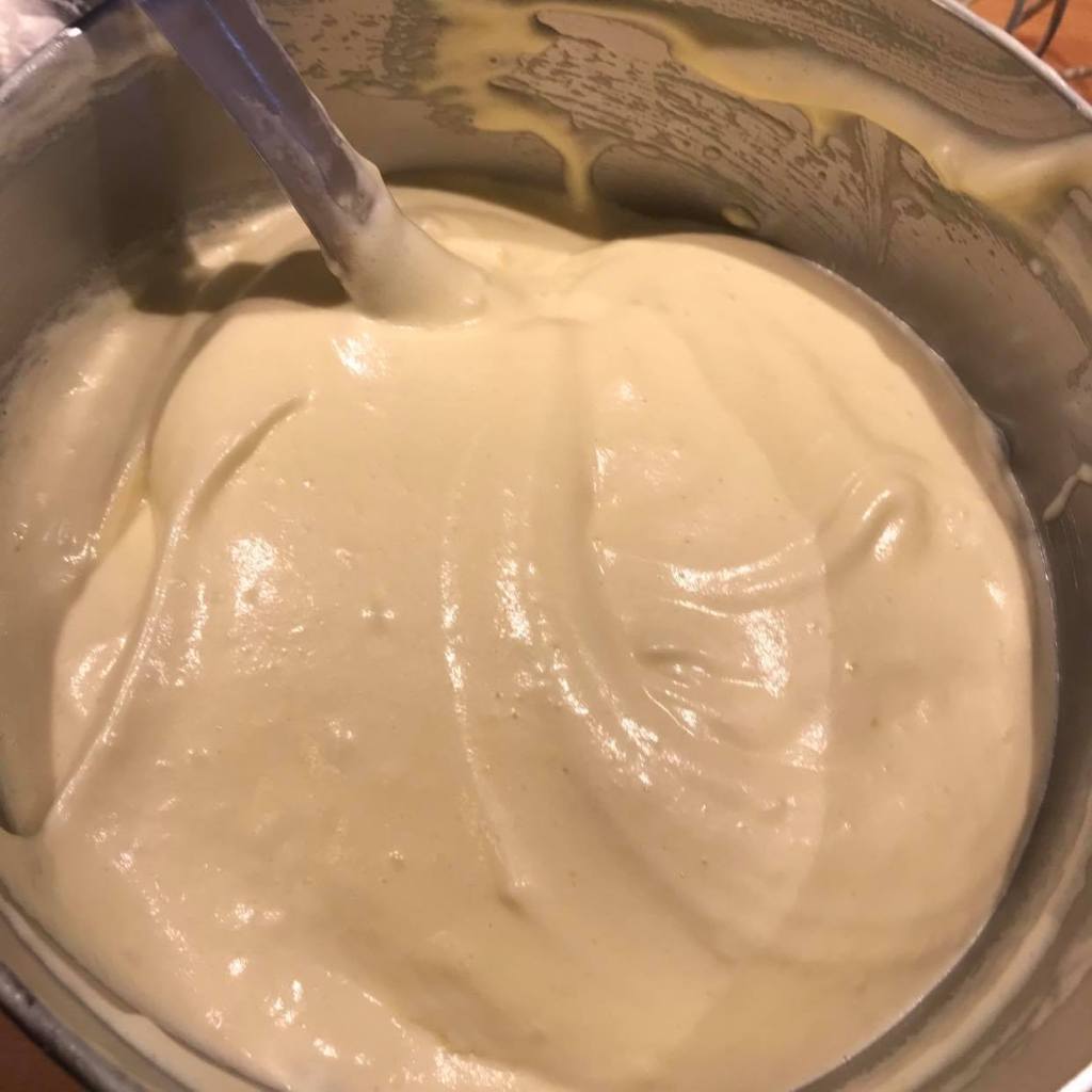 mélange du biscuit viennois dans un saladier