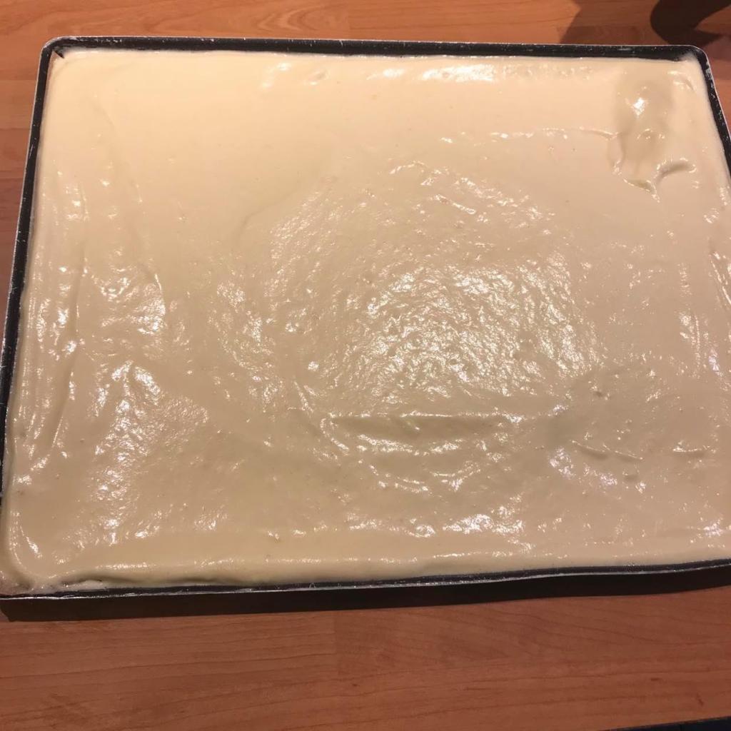 biscuit viennois étalé dans un moule à génoise fin