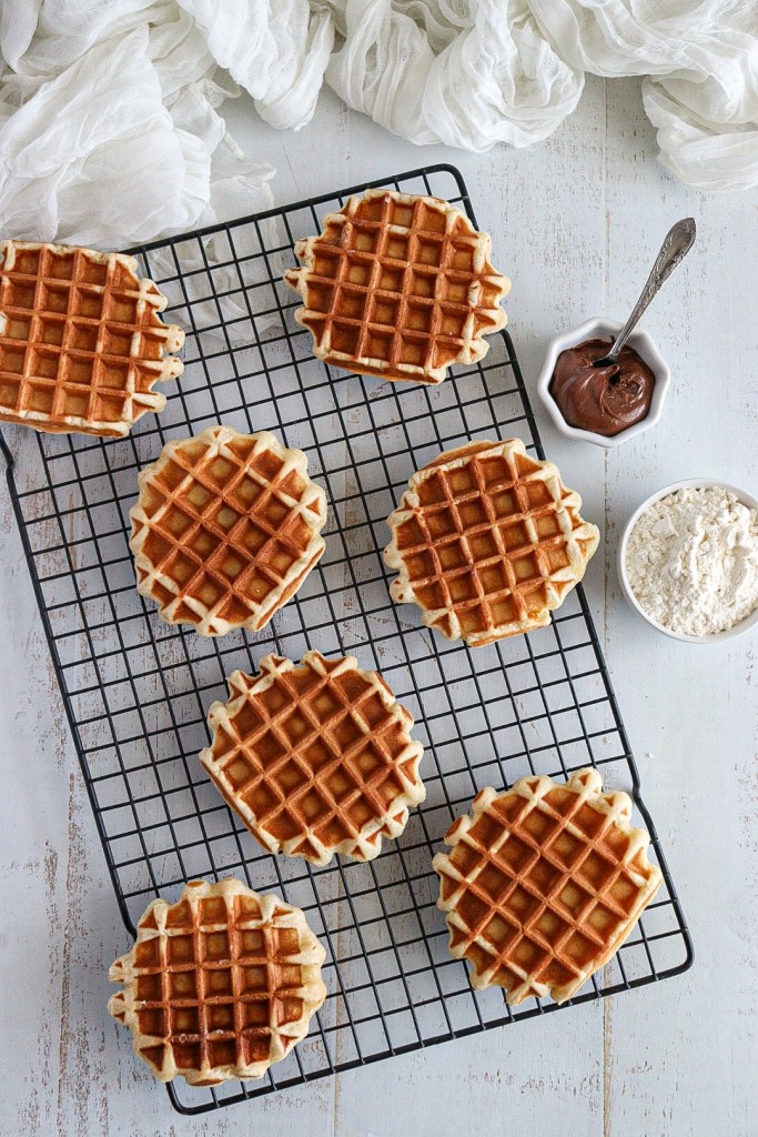 gaufres sur grille de refroidissement avec pâte à tartiner 