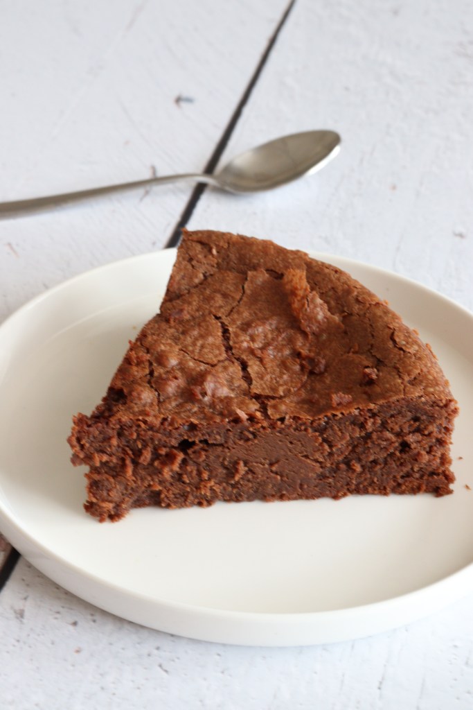 Part de fondant baulois sur une assiette blanche 