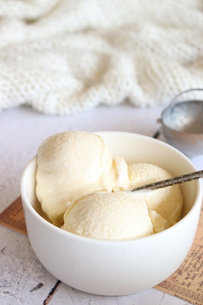 boules de glace vanille dans un bol blanc 