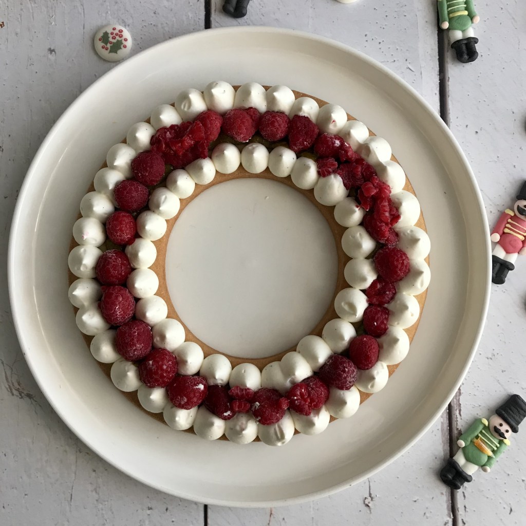 sablés garnie de ganache montée à la vanille et de pâte de pistache et de framboises fraiches