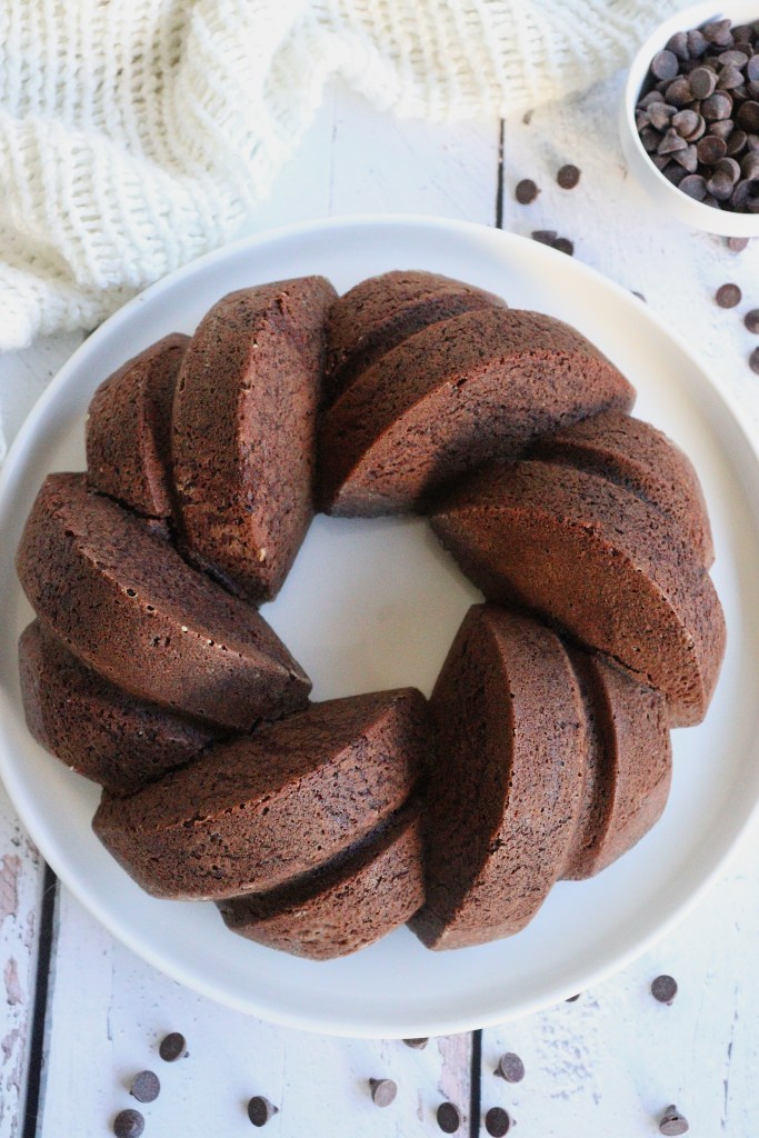 gâteau au chocolat avec des pépites de chocolat noir