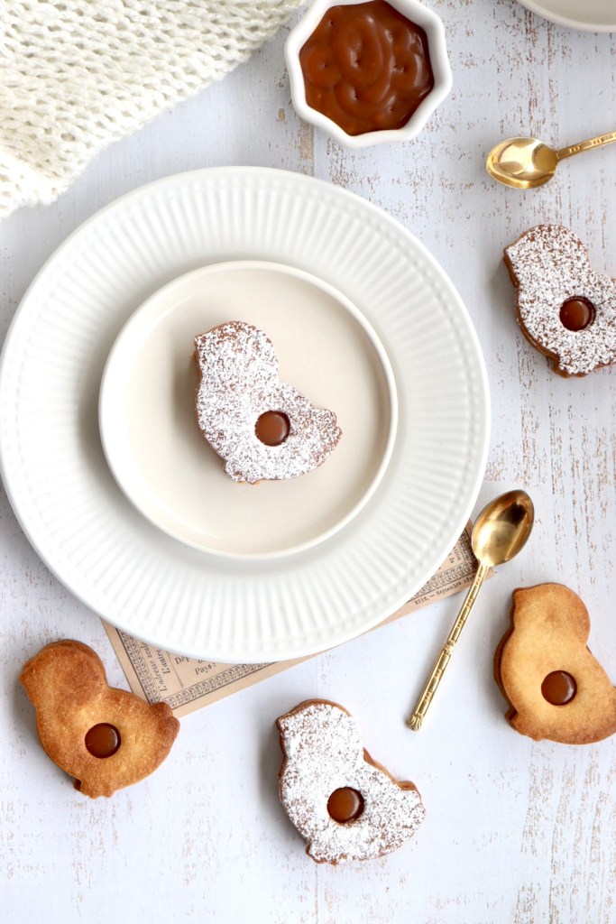 sablés en forme de poussins fourrés de caramel beurre salé dans une assiette blanche