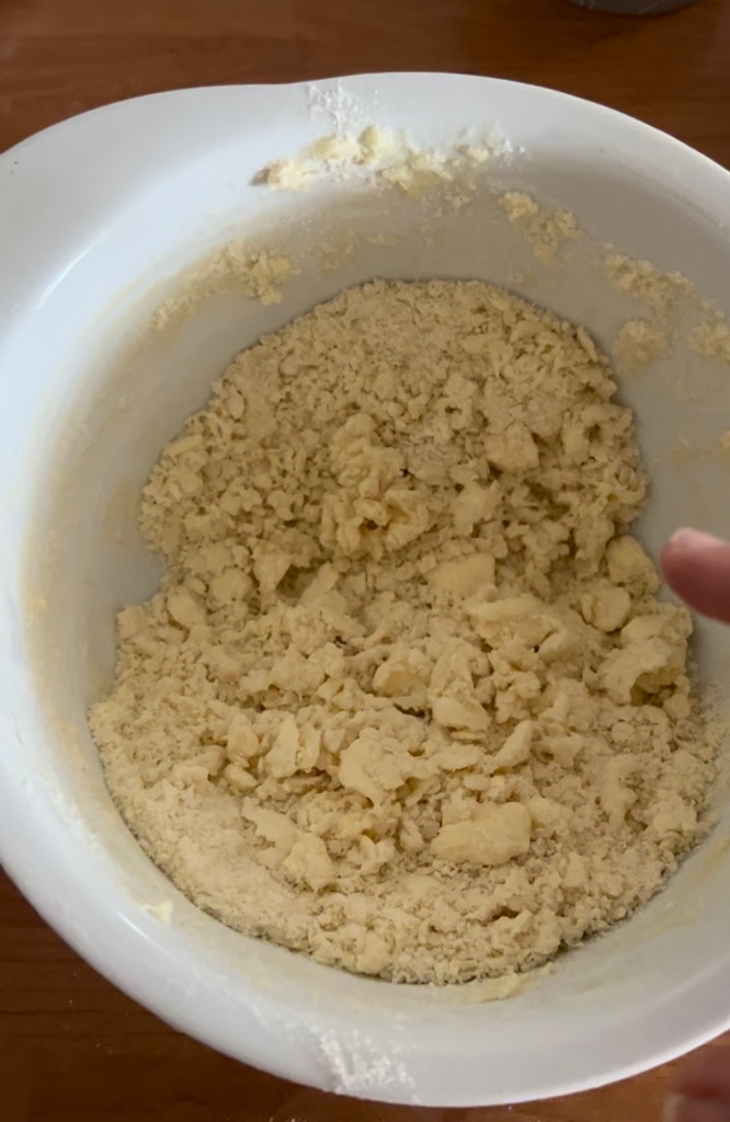 mélange farine et beurre froid dans un saladier blanc