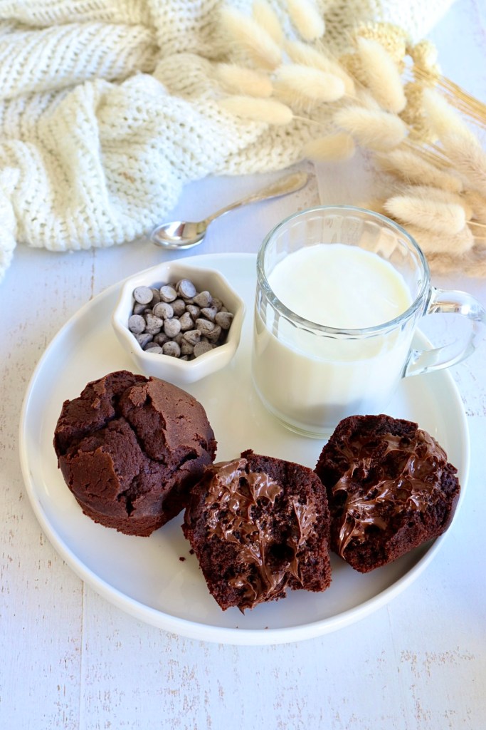 muffins au chocolat fourrés
avec un verre de lait