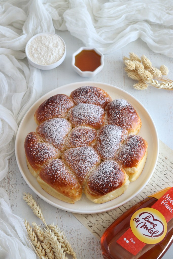 brioche au miel sur une assiette blanche 