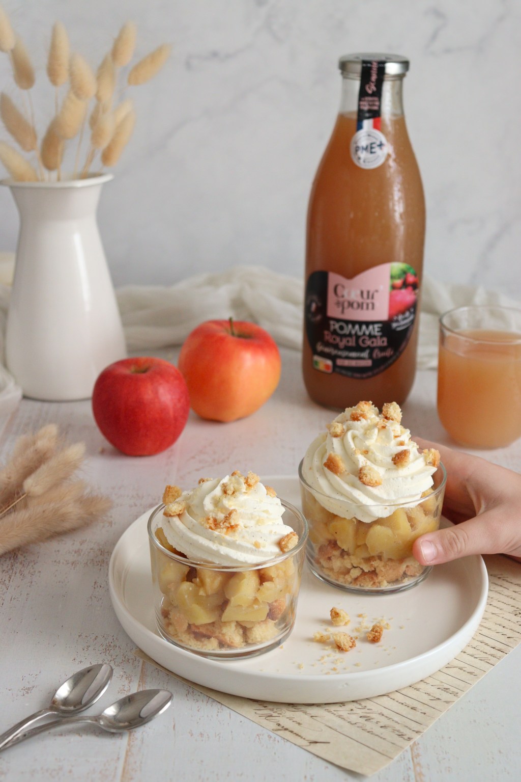 Verrines aux pommes caramélisées, sablés bretons et chantilly maison : un dessert fondant et croustillant à tomber&nbsp;!