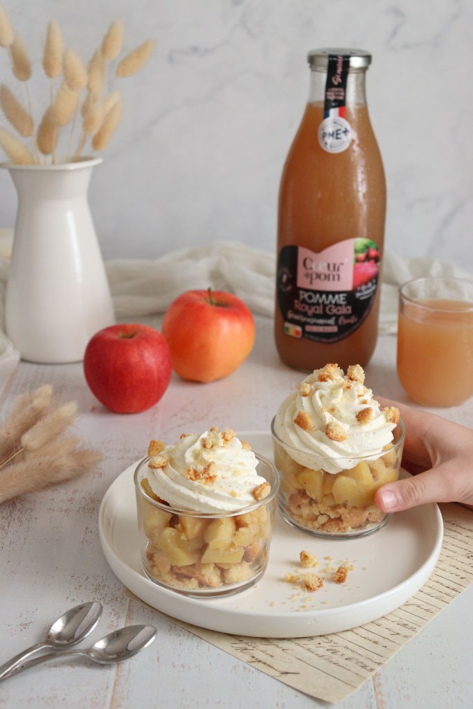 verrines aux pommes avec sablés bretons et chantilly et verre de jus de pommes