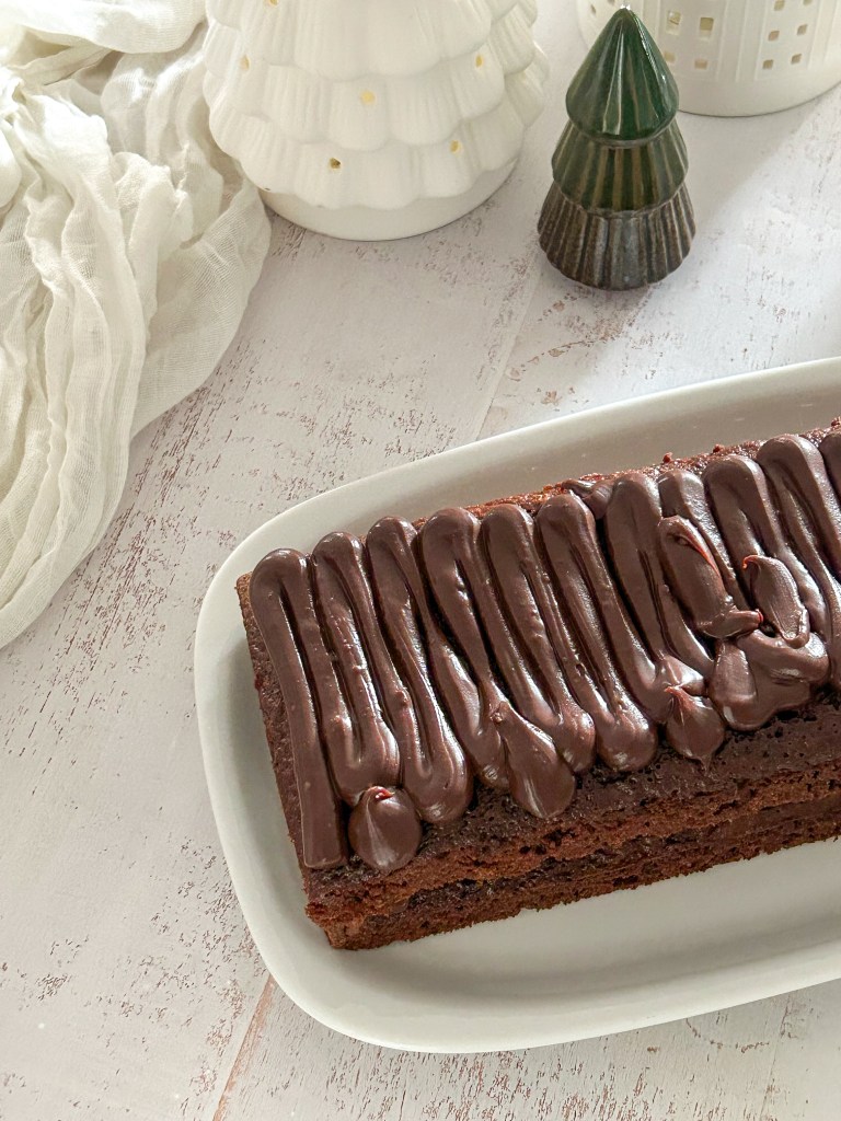 cake au chocolat avec de la ganache au chocolat poché sur le dessus
