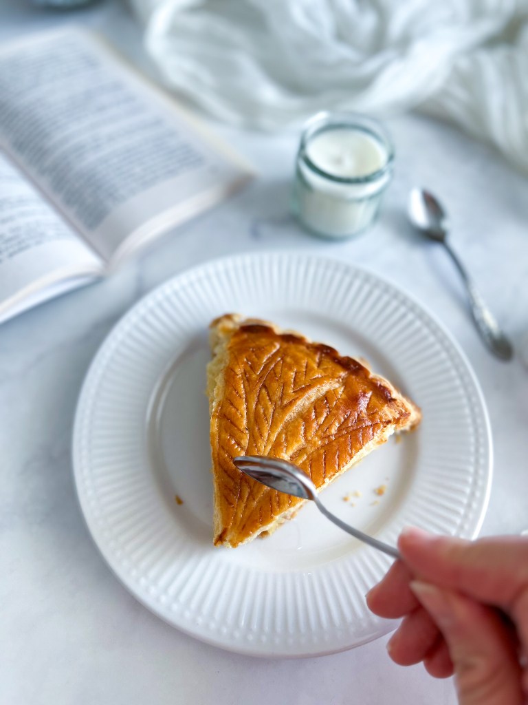 galette des rois à la frangipane dans une assiette blanche

