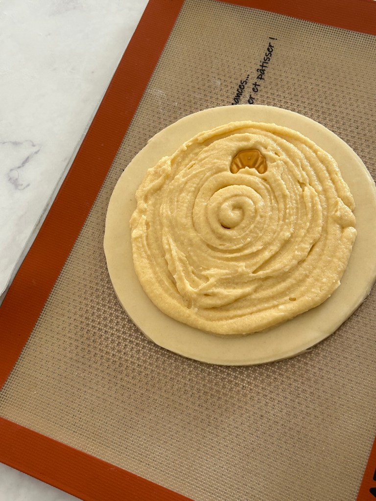 pâte feuilletée garnie de crème frangipane avec une fève
